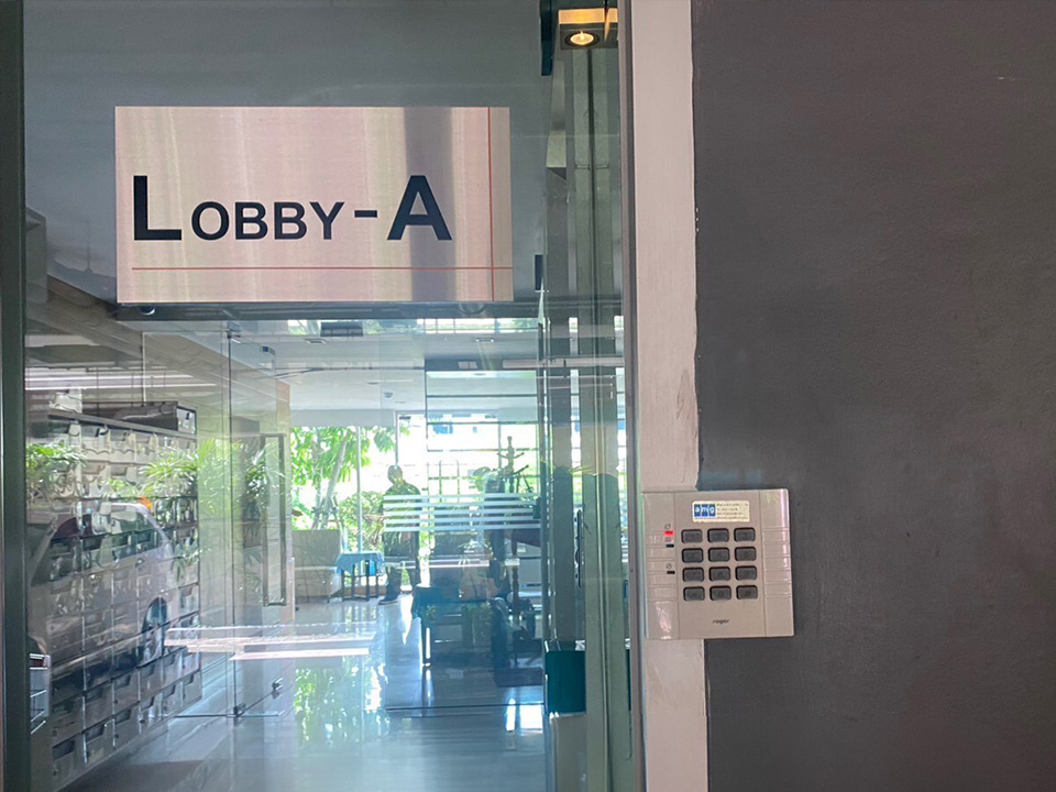 รับติดตั้งและดูแล ระบบควบคุมการเข้าออก (Access Control System) ครบวงจร ครอบคลุมตั้งแต่ระบบคีย์การ์ด (RFID/Proximity), เครื่องสแกนใบหน้า–ลายนิ้วมือ (Face Recognition), ระบบ Door Controller, ระบบล็อกประตูอัตโนมัติ
