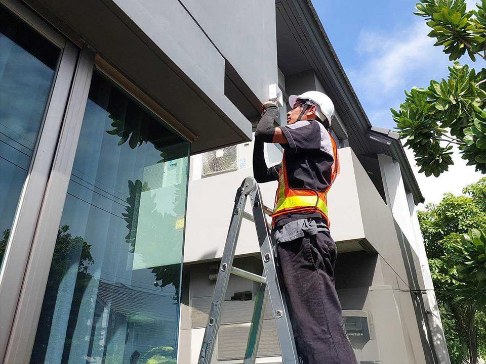 ติดตั้งและซ่อมบำรุงกล้องวงจรปิดทุกระบบ รองรับ IP, Analog, LPR และ Solar CCTV พร้อมออกแบบระบบให้เหมาะกับพื้นที่