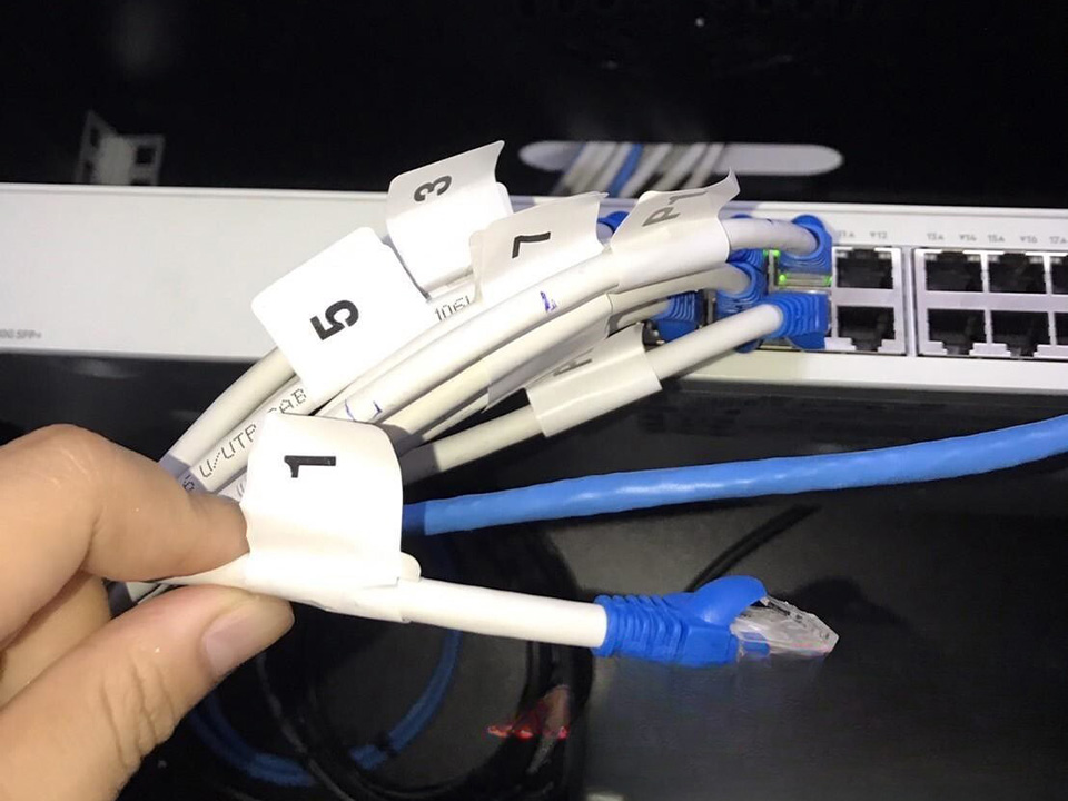 วางระบบเครือข่ายอินเทอร์เน็ตครบวงจร เดินสาย LAN, Fiber และติดตั้ง Router, Switch, Access Point เป็นระเบียบ